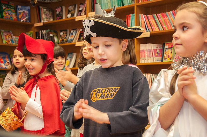 _DSC2001 copy.jpg - Откриване на изложба с рисунки на деца от ЦДГ "Синчец" в Детски и средношколски комплекс